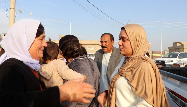 Jina Êzidî ya hatî rizgarkirin, li Şengalê bi tilîliyan hate pêşwazîkirin