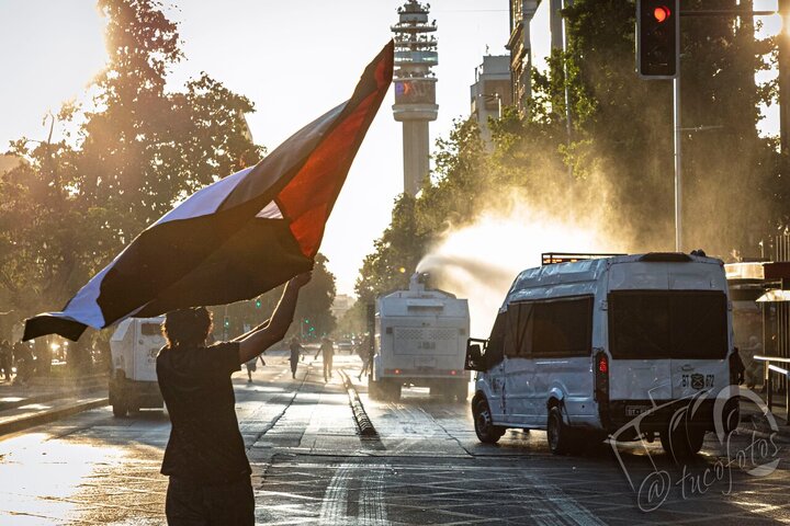 Informe fotográfico |Día Internacional de Solidaridad con Palestina en Santiago de Chile: policía reprime a manifestantes pacíficos