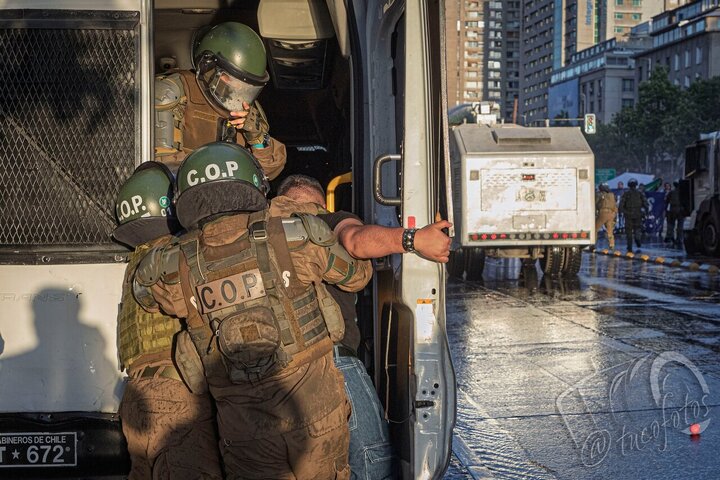 Informe fotográfico |Día Internacional de Solidaridad con Palestina en Santiago de Chile: policía reprime a manifestantes pacíficos