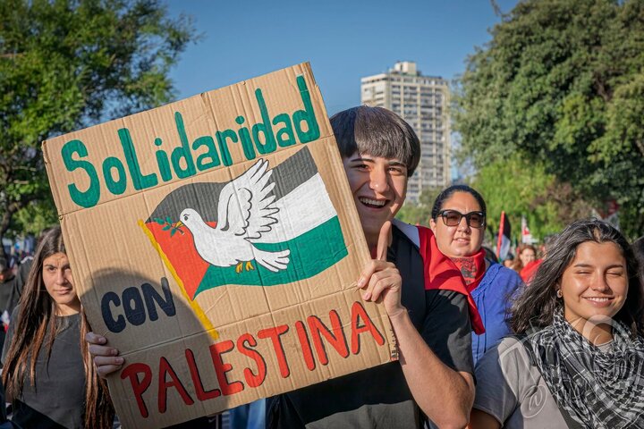 Informe fotográfico |Día Internacional de Solidaridad con Palestina en Santiago de Chile: policía reprime a manifestantes pacíficos