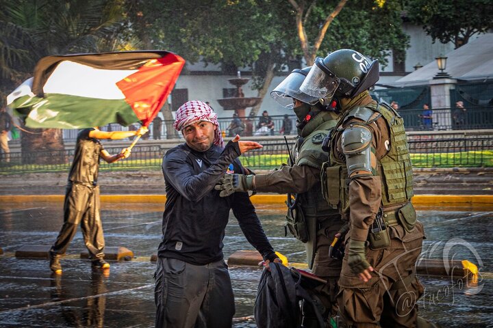Informe fotográfico |Día Internacional de Solidaridad con Palestina en Santiago de Chile: policía reprime a manifestantes pacíficos