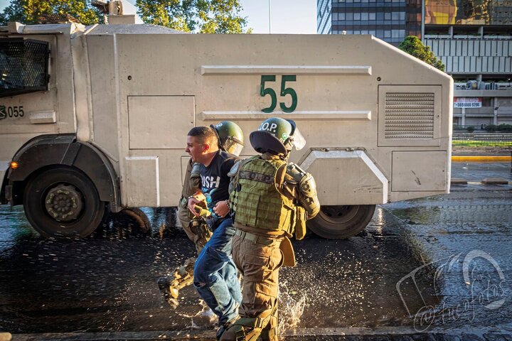 Informe fotográfico |Día Internacional de Solidaridad con Palestina en Santiago de Chile: policía reprime a manifestantes pacíficos