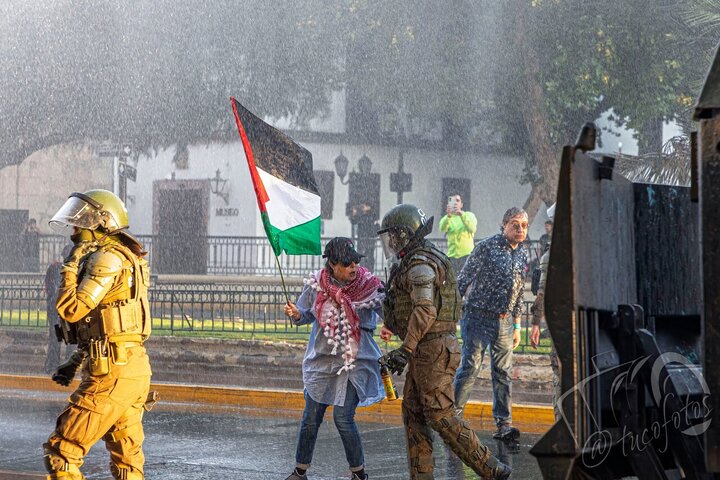 Informe fotográfico |Día Internacional de Solidaridad con Palestina en Santiago de Chile: policía reprime a manifestantes pacíficos