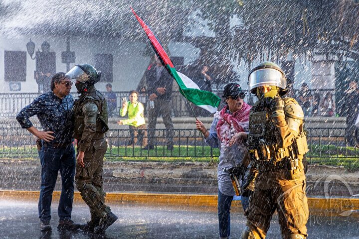 Informe fotográfico |Día Internacional de Solidaridad con Palestina en Santiago de Chile: policía reprime a manifestantes pacíficos