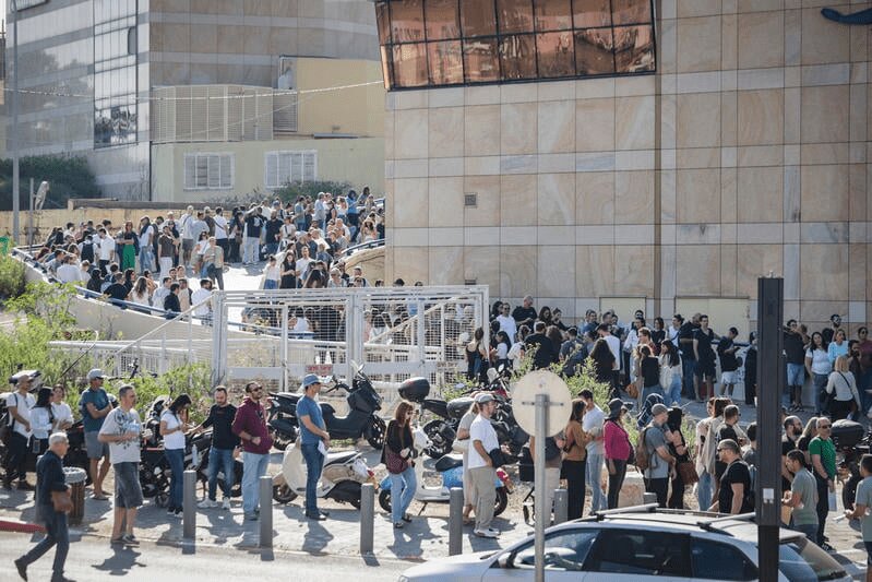 Thousands queue at Portuguese embassy in Tel Aviv for citizenship, passports
