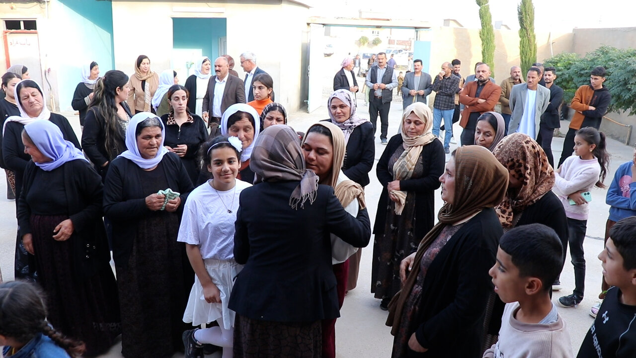 Jina Êzidî ya hatî rizgarkirin, li Şengalê bi tilîliyan hate pêşwazîkirin