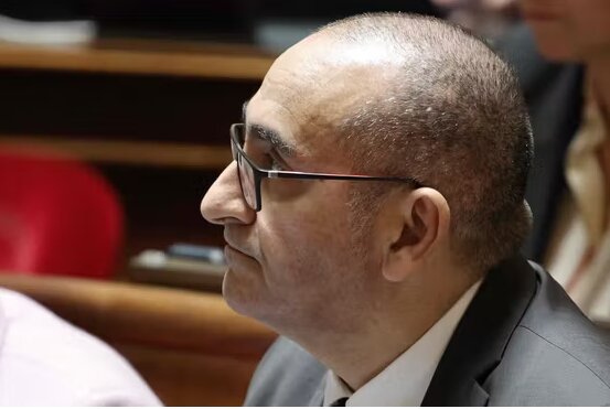 اختلاف در دولت مکرون بر سر ممنوعیت حجاب نوجوانان؛ وزیر کشور مخالفت کرد