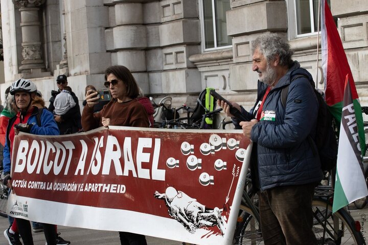 Informe fotográfico | Marcha del Día de la Solidaridad en la localidad de El Astillero, España, exigiendo el fin del genocidio en Palestina