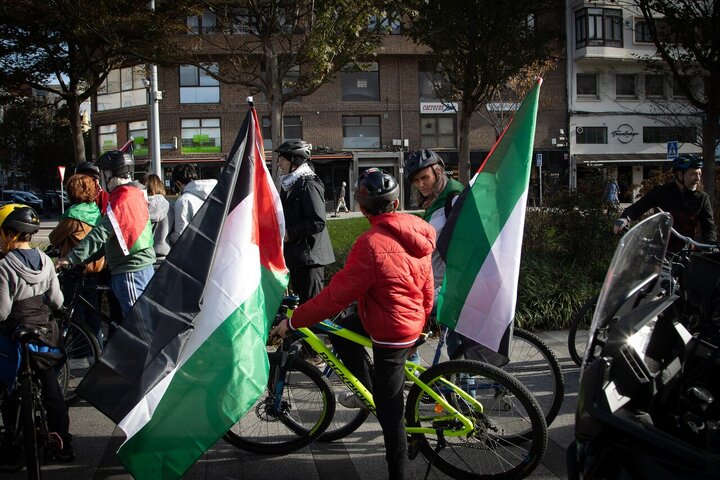 Informe fotográfico | Marcha del Día de la Solidaridad en la localidad de El Astillero, España, exigiendo el fin del genocidio en Palestina