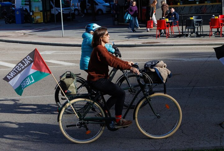 Informe fotográfico | Marcha del Día de la Solidaridad en la localidad de El Astillero, España, exigiendo el fin del genocidio en Palestina