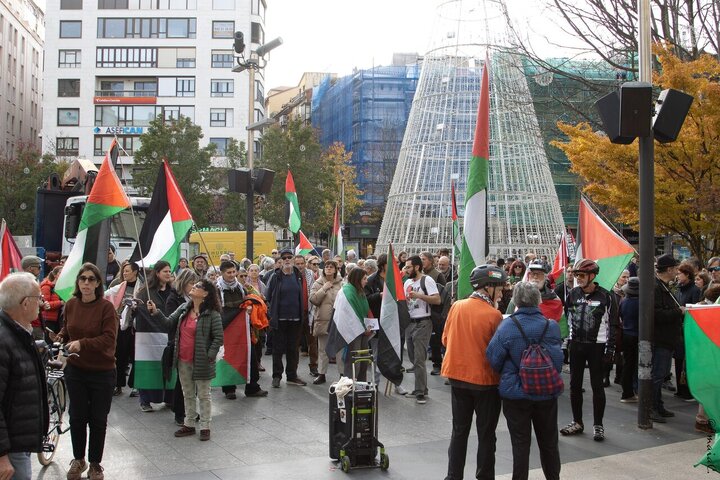 Informe fotográfico | Marcha del Día de la Solidaridad en la localidad de El Astillero, España, exigiendo el fin del genocidio en Palestina