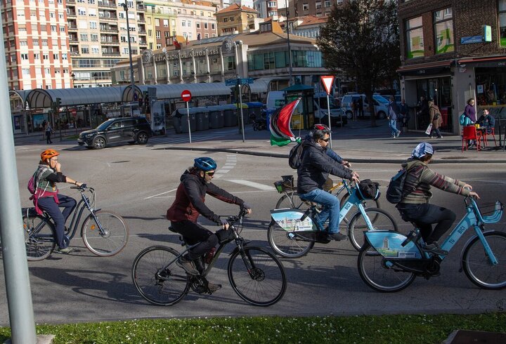 Informe fotográfico | Marcha del Día de la Solidaridad en la localidad de El Astillero, España, exigiendo el fin del genocidio en Palestina