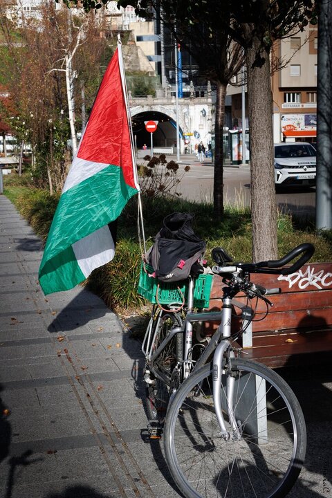 Informe fotográfico | Marcha del Día de la Solidaridad en la localidad de El Astillero, España, exigiendo el fin del genocidio en Palestina