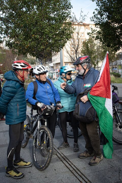 Informe fotográfico | Marcha del Día de la Solidaridad en la localidad de El Astillero, España, exigiendo el fin del genocidio en Palestina