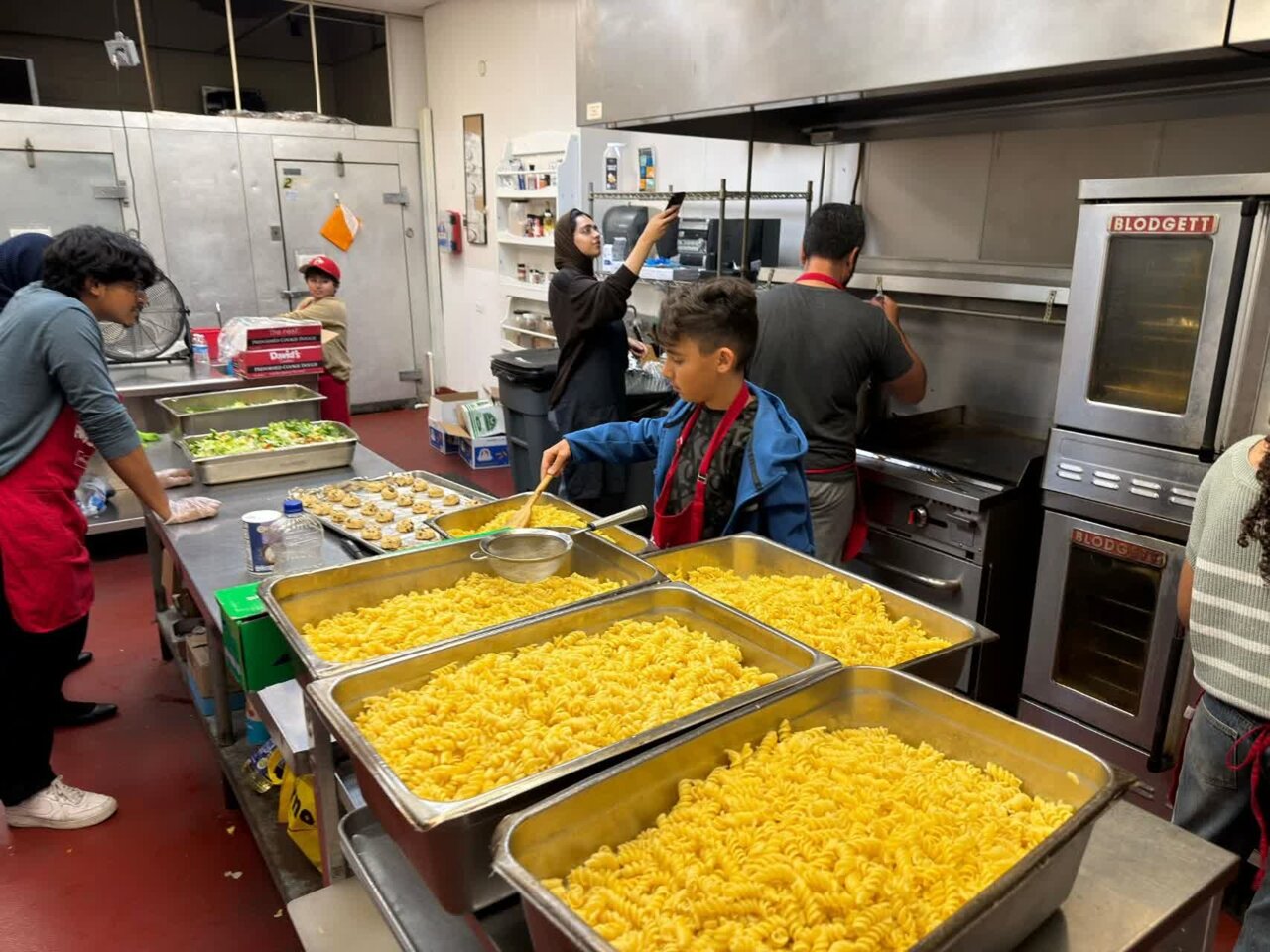 سازمان »حسین کیست؟« در شیکاگوی آمریکا آشپزخانه خیریه راه اندازی کرد + تصاویر