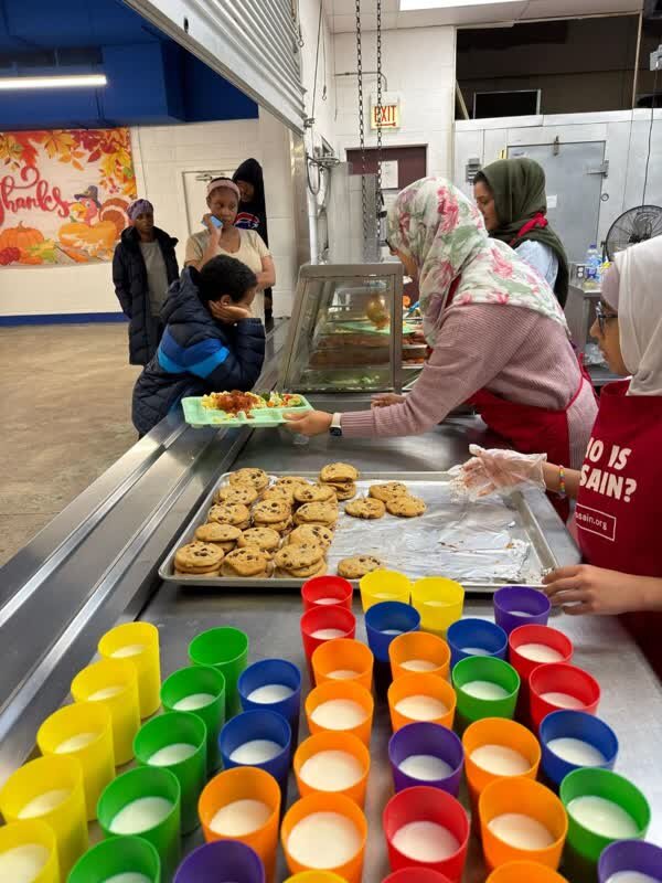 داوطلبین سازمان »حسین کیست؟« در شیکاگوی آمریکا آشپزخانه خیریه راه اندازی کردند