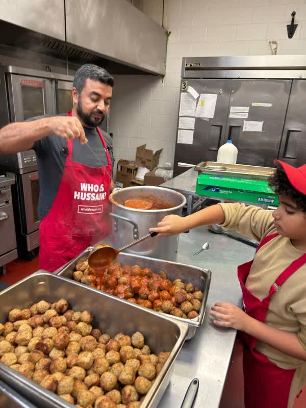 داوطلبین سازمان »حسین کیست؟« در شیکاگوی آمریکا آشپزخانه خیریه راه اندازی کردند