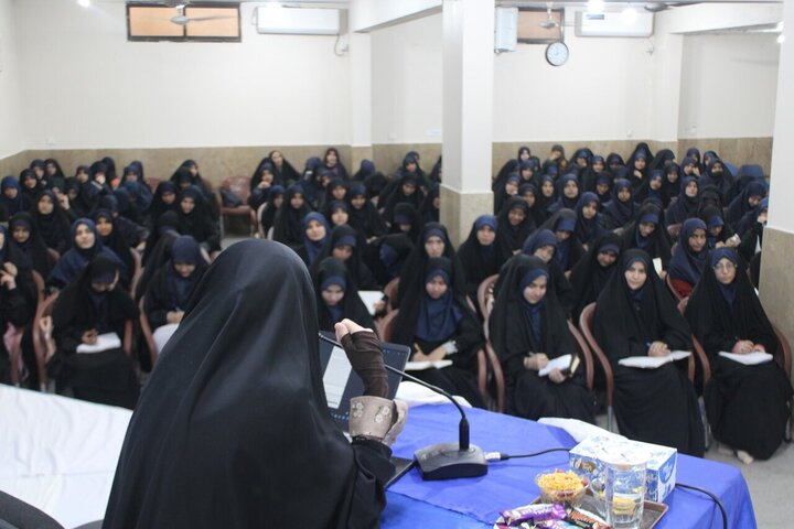 تقرير مصور/ جامعة المصطفى العالمية تنظم جلسة أكاديمية وبحثية للطالبات في كراتشي الباكستانية