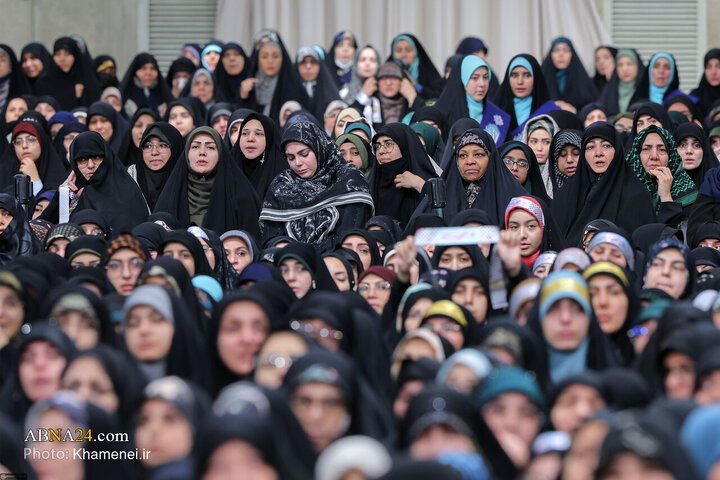 دیدار هزاران نفر از زنان و دختران با رهبر معظم انقلاب
