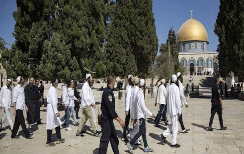 আল আকসা মসজিদে অনুপ্রবেশ করছে ইসরাইলিরা।