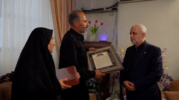 مادران و همسران شهدا قهرمانان جاوید این سرزمین‌ هستند