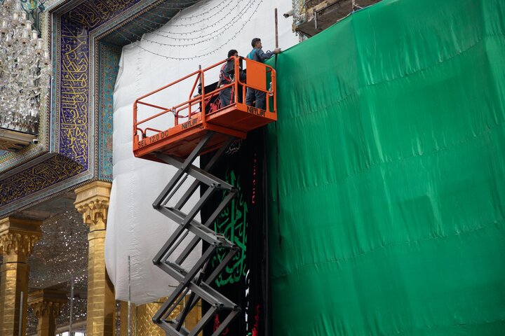 نشر لافتات السواد بذكرى وفاة السيدة أم البنين (عليها السلام) في العتبة العباسية المقدسة