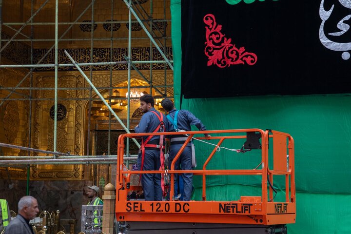 نشر لافتات السواد بذكرى وفاة السيدة أم البنين (عليها السلام) في العتبة العباسية المقدسة