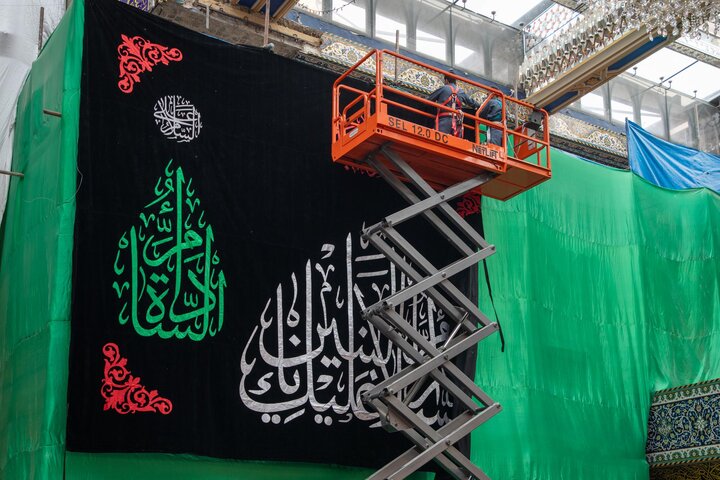 نشر لافتات السواد بذكرى وفاة السيدة أم البنين (عليها السلام) في العتبة العباسية المقدسة