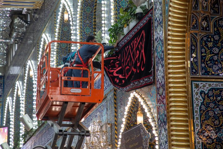 نشر لافتات السواد بذكرى وفاة السيدة أم البنين (عليها السلام) في العتبة العباسية المقدسة