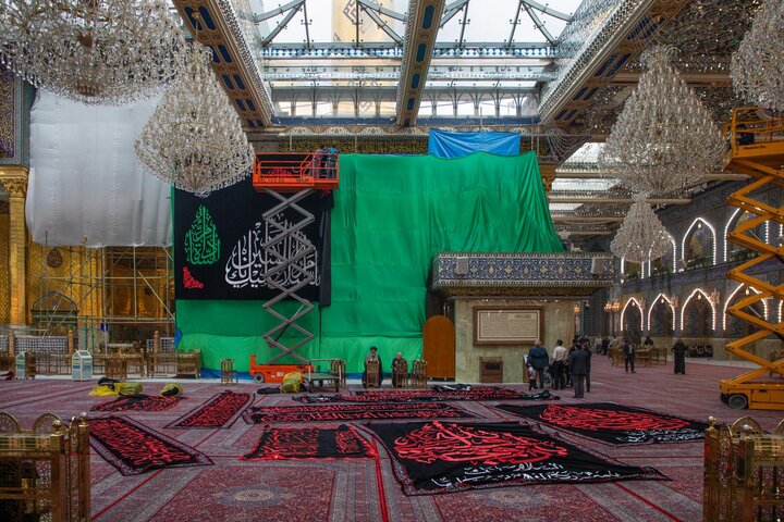 نشر لافتات السواد بذكرى وفاة السيدة أم البنين (عليها السلام) في العتبة العباسية المقدسة