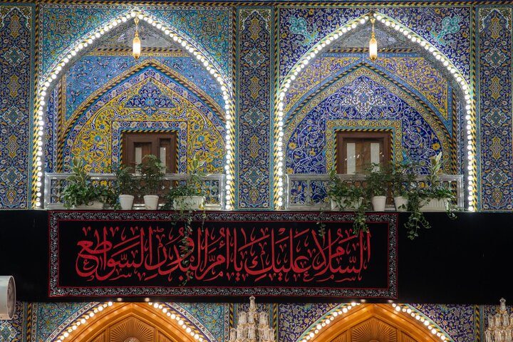 نشر لافتات السواد بذكرى وفاة السيدة أم البنين (عليها السلام) في العتبة العباسية المقدسة