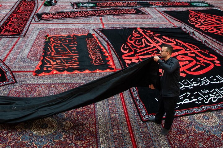 نشر لافتات السواد بذكرى وفاة السيدة أم البنين (عليها السلام) في العتبة العباسية المقدسة