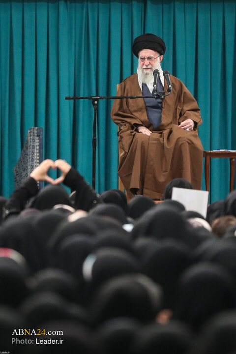 Photos: Imam Khamenei receives thousands of women from throughout country