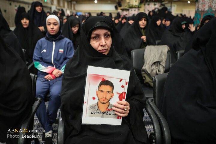 Photos: Imam Khamenei receives thousands of women from throughout country