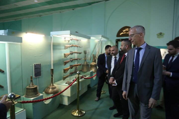 تقرير مصور/ السفير الالماني في العراقي يزور مرقد الامام الحسين (ع) ومتحف العتبة