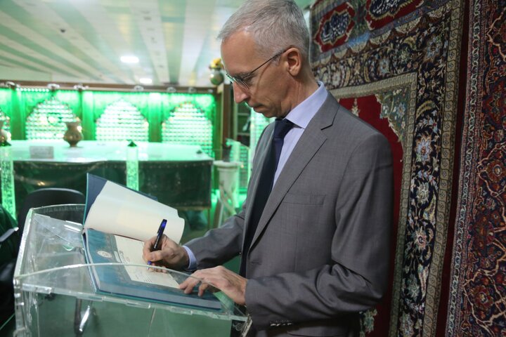 تقرير مصور/ السفير الالماني في العراقي يزور مرقد الامام الحسين (ع) ومتحف العتبة