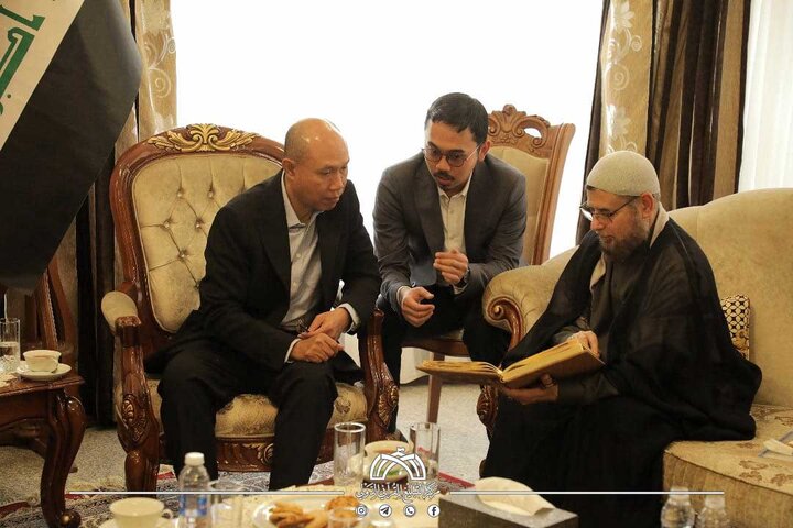 تقرير مصور/ وفد العتبة الحسينية يزور السفير الإندونيسي في العراق والأخير يثمن دورها في المجال القرآني