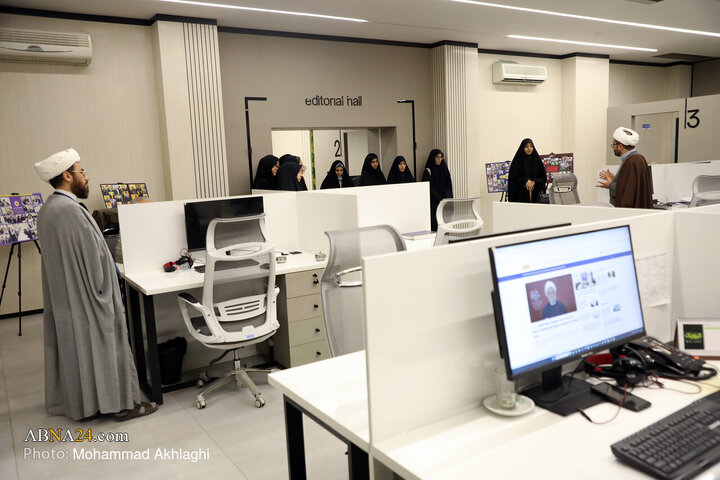 ကွမ်း အပြည်ပြည်ဆိုင်ရာ တက္ကသိုလ် ကျောင်းသား ပုံနှိပ် ထုတ်ဝေရေး လှုပ်ရှားတက်ကြွသူများ အဖွဲ့သည် အဗ်နာ သတင်း ဌာန သို့ လာရောက် ကြည့်ရှု ။ ။ Photos