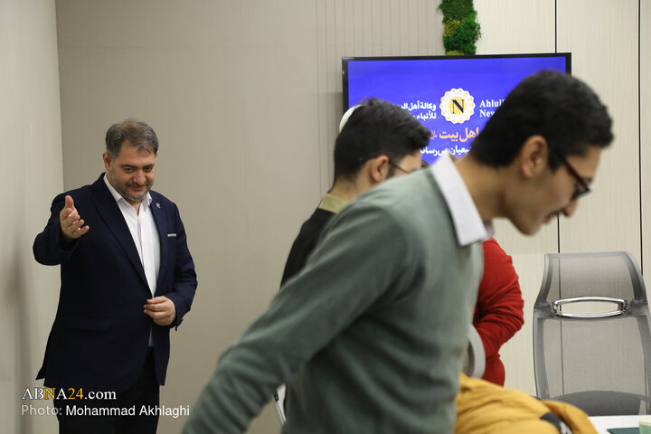 ကွမ်း အပြည်ပြည်ဆိုင်ရာ တက္ကသိုလ် ကျောင်းသား ပုံနှိပ် ထုတ်ဝေရေး လှုပ်ရှားတက်ကြွသူများ အဖွဲ့သည် အဗ်နာ သတင်း ဌာန သို့ လာရောက် ကြည့်ရှု ။ ။ Photos