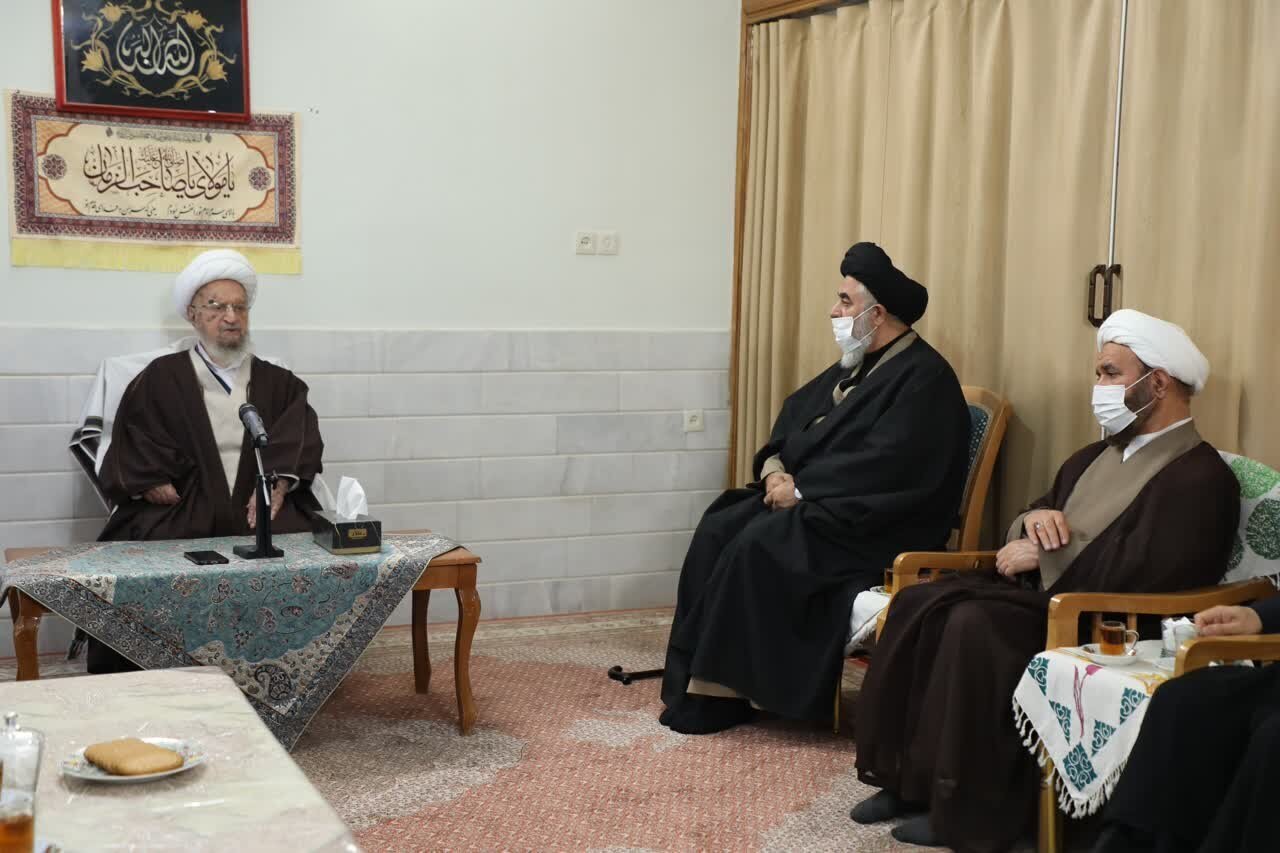 آية الله مكارم الشيرازي  يؤكد الحضور الدائم للخطيب في الأماكن المقدسة 