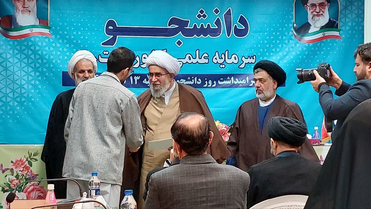 نقش دانشگاه تشریفاتی و کارخانه مدرکسازی نیست؛ رسالت دانشگاه تولید علم و تربیت نیروهای عالم و متعهد است