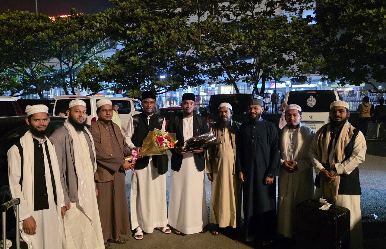 Ustadhi Rajai Ayoub na Wasomi wa Qur'an kutoka Tanzania Wawasili Salama Bangladesh kwa Ajili ya Mahfali Makubwa ya Kimataifa ya Qur'an +Picha