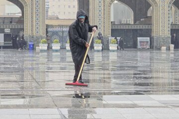 تقرير مصور/ أجواء حرم الإمام الرضا (ع) في يوم ماطر بمدينة مشهد