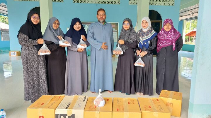 ထိုင်းနိုင်ငံ တွင်ရေဘေး ဒုက္ခသည်များ အား ဂျာမေအသိုလ်မွတ်စ်သဖွာ (ဆွ) အလ်အာလေမီယဟ် မှ တတ်နိုင်သလောက် အကူအညီပေး    ။ ။ Photos