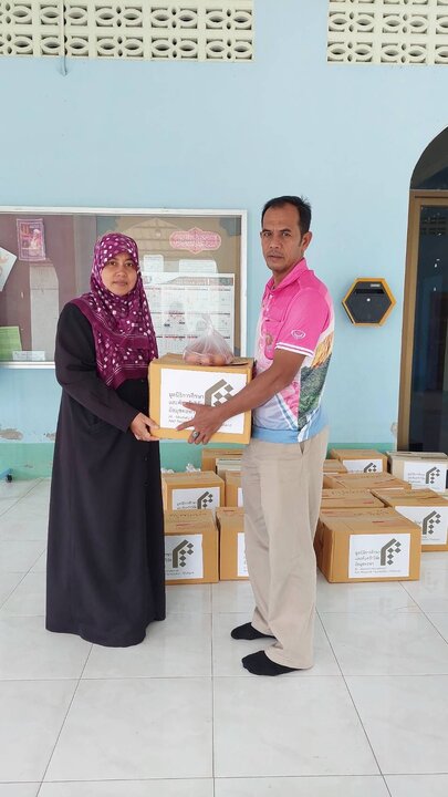 ထိုင်းနိုင်ငံ တွင်ရေဘေး ဒုက္ခသည်များ အား ဂျာမေအသိုလ်မွတ်စ်သဖွာ (ဆွ) အလ်အာလေမီယဟ် မှ တတ်နိုင်သလောက် အကူအညီပေး    ။ ။ Photos