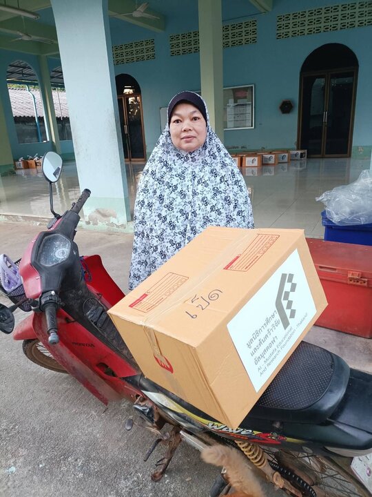 ထိုင်းနိုင်ငံ တွင်ရေဘေး ဒုက္ခသည်များ အား ဂျာမေအသိုလ်မွတ်စ်သဖွာ (ဆွ) အလ်အာလေမီယဟ် မှ တတ်နိုင်သလောက် အကူအညီပေး    ။ ။ Photos