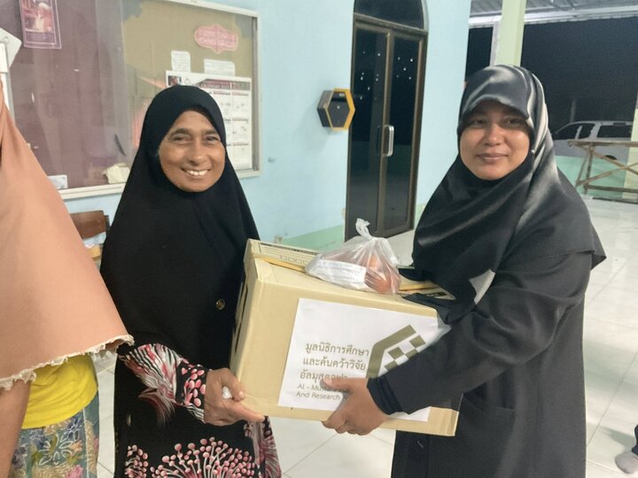 ထိုင်းနိုင်ငံ တွင်ရေဘေး ဒုက္ခသည်များ အား ဂျာမေအသိုလ်မွတ်စ်သဖွာ (ဆွ) အလ်အာလေမီယဟ် မှ တတ်နိုင်သလောက် အကူအညီပေး    ။ ။ Photos