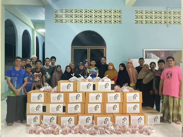 ထိုင်းနိုင်ငံ တွင်ရေဘေး ဒုက္ခသည်များ အား ဂျာမေအသိုလ်မွတ်စ်သဖွာ (ဆွ) အလ်အာလေမီယဟ် မှ တတ်နိုင်သလောက် အကူအညီပေး    ။ ။ Photos