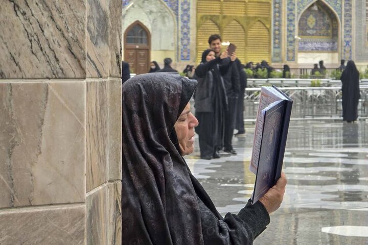 تقرير مصور/ أجواء حرم الإمام الرضا (ع) في يوم ماطر بمدينة مشهد