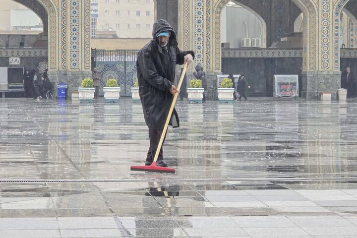 تقرير مصور/ أجواء حرم الإمام الرضا (ع) في يوم ماطر بمدينة مشهد